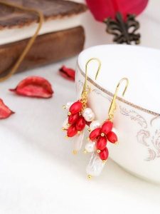 Pierres delicates Pozłacane kolczyki z koralami i perłami rozmiar: onesize. Białe kolczyki Pierres delicates, z koralem, pozłacane. Za 56,99 zł.