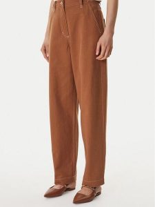 Guess Jeansy W6GB10 W1805 Brązowy Relaxed Fit. Brązowe jeansy Guess, z aplikacjami, z jeansu. Za 569,99 zł.