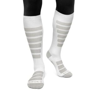 Skarpety do sportów zimowych unisex SIROKO Aoraki. Białe skarpetki SIROKO, bez wzorów. W wyprzedaży za 84,00 zł.