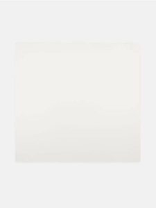 Chusta o satynowym wykończeniu - kremowy. Białe apaszki i chusty Sinsay, bez wzorów, z satyny. Za 9,99 zł.