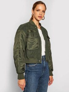 LEE SATEEN BOMBER DAMSKA KURTKA PRZEJŚCIOWA OLIVE GREEN L56EMMNX 112113030. Zielone kurtki Lee, l, bez wzorów, bez kaptura. Za 239,99 zł.