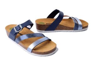 DR. BRINKMANN 700753-51 mittelblau, klapki damskie. Niebieskie klapki Dr. Brinkmann, bez wzorów, bez obcasa, na koturnie. Za 204,90 zł.