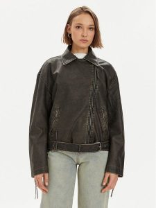 Gina Tricot Kurtka z imitacji skóry 21998 Czarny Oversize. Czarne kurtki Gina Tricot, s, bez wzorów, ze skóry, bez kaptura. W wyprzedaży za 199,99 zł.