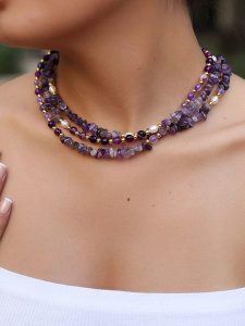 Pierres de Jade Pozłacany naszyjnik z elementami ozdobnymi - dł. 50 cm rozmiar: onesize. Różowe naszyjniki Pierres de Jade, z ametystem, pozłacane. Za 86,99 zł.