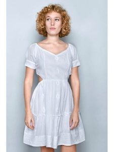 Tarifa Sukienka w kolorze białym rozmiar: M. Białe sukienki Tarifa, m, bez wzorów, z bawełny, bez kołnierzyka, bez ramiączek, mini, rozkloszowane. Za 70,24 zł.