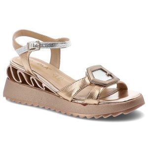 Sandały damskie S.Barski, na lekkiej platformie z efektownymi metalicznymi paskami i regulowanym zapięciem przy kostce ozdobna klamra oraz stabilna p. Czerwone sandały S.BARSKI, bez wzorów, bez obcasa, na koturnie, bez zapięcia. Za 260,90 zł.