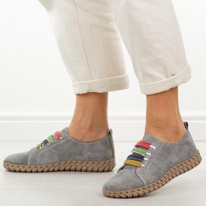 Szare skórzane półbuty damskie Vinceza 95377. Szare półbuty VINCEZA, na lato, bez wzorów, z jeansu, z okrągłym noskiem, bez obcasa, bez zapięcia. W wyprzedaży za 197,10 zł.