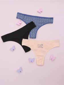 Stringi 3 pack - wielobarwny. Stringi Sinsay, bez wzorów. Za 9,99 zł.
