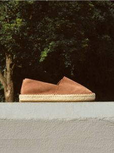 Zamszowe espadryle - pastelowy róż. Czerwone espadryle Reserved, bez wzorów, ze skóry, bez obcasa. W wyprzedaży za 99,99 zł.