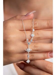 Lodie Silver Srebrny naszyjnik z elementem ozdobnym rozmiar: onesize. Szare naszyjniki Lodie Silver, z cyrkonią, srebrne. Za 95,99 zł.