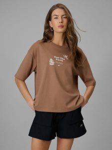 4F T-shirt regular z nadrukiem damski - beżowy S. Brązowe t-shirty 4f, s, bez wzorów, z dzianiny, bez kołnierzyka, bez ramiączek. Za 79,99 zł.