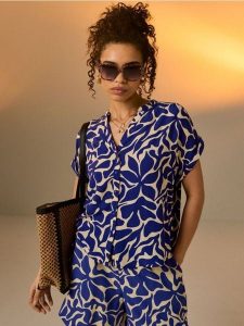 Wiskozowa koszula z krótkim rękawem w geometryczny wzór - niebieski. Niebieskie koszule Sinsay, l, bez wzorów, z wiskozy, bez kołnierzyka, bez ramiączek. Za 25,99 zł.