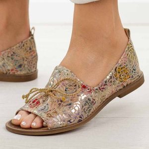 Złote róże skórzane Polskie sandały damskie z zakrytą piętą Deoni D488. Żółte sandały Deoni, bez wzorów, ze skóry, bez obcasa, bez zapięcia. Za 419,00 zł.