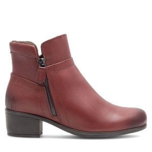 Botki Go Soft. Czerwone botki Go Soft, bez wzorów, bez obcasa, na słupku, bez zapięcia. Za 249,99 zł.