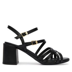 Sandały Clarks. Czarne sandały Clarks, bez wzorów, bez obcasa, na słupku, bez zapięcia. Za 389,99 zł.