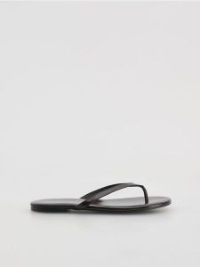 Klapki z koziej skóry - ciemnobrązowy. Brązowe klapki Reserved, bez wzorów, ze skóry, bez obcasa. Za 99,99 zł.