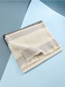 Szalik - wielobarwny. Szaliki Sinsay, bez wzorów. Za 29,99 zł.