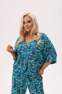 Wakacyjna bluzka Riva - Tropikalna Energia w odcieniach zieleni i niebieskiego PLUS SIZE XXL OVERSIZE. Niebieskie bluzki Moda Size Plus Iwanek, l, w abstrakcyjne wzory, z tkaniny, eleganckie, bez kołnierzyka, plus size, bez ramiączek. W wyprzedaży za 141,90 zł.