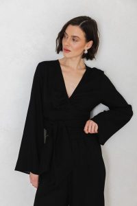 BLUZKA TAYLOR CZARNA XS - Flawless. Czarne bluzki Flawless, xs, bez wzorów, eleganckie, bez kołnierzyka, bez ramiączek. Za 208,50 zł.