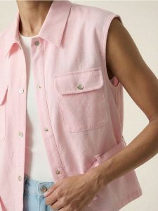 Koszula bez rękawów z wiskozą i domieszką lnu - różowy. Czerwone koszule Sinsay, l, bez wzorów, z wiskozy, bez kołnierzyka, bez ramiączek. Za 49,99 zł.