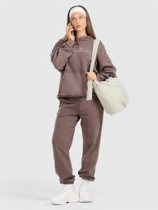 4F Spodnie dresowe joggery damskie - brązowe S. Brązowe spodnie dresowe 4f, s, bez wzorów, z dresówki. Za 149,99 zł.