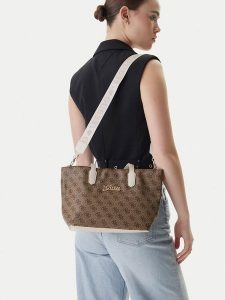 Guess Torebka J6RZ13 WFMF0 Brązowy. Brązowe torebki klasyczne Guess, z aplikacjami, ze skóry, bez dodatków. Za 316,99 zł.