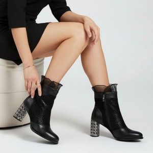 Botki damskie S. Barski, na wysokim obcasie ze skóry i bogato zdobione, czarne, MR52-140. Czarne botki S.BARSKI, z aplikacjami, ze skóry, bez obcasa, na obcasie, bez zapięcia. Za 239,00 zł.