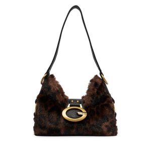 Torebka Guess. Brązowe torebki klasyczne Guess, z aplikacjami, bez dodatków. Za 584,99 zł.