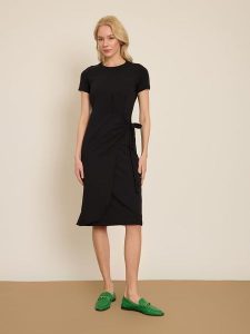 BGN Sukienka w kolorze czarnym rozmiar: 40. Czarne sukienki BGN, na co dzień, bez wzorów, bez kołnierzyka, bez ramiączek, midi, proste. Za 86,99 zł.