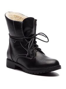 Clara Barson Trzewiki WYL1623-1 Czarny. Czarne botki Clara Barson, bez wzorów, ze skóry, bez obcasa, na płaskiej podeszwie, bez zapięcia. Za 57,99 zł.