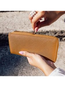 ATELIERS SAINT GERMAIN Skórzany portfel w kolorze karmelowym - 19 x 10 x 2,5 cm rozmiar: onesize. Brązowe portfele ATELIERS SAINT GERMAIN, bez wzorów, z materiału. Za 260,99 zł.