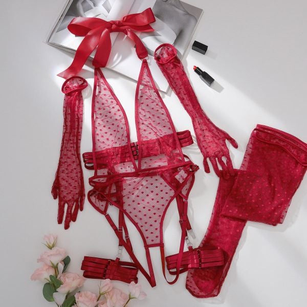 Body z siateczki na wyjątkowe wieczory Caitrin. Czarne body i gorsety Intica, bez wzorów, z materiału. Za 169,00 zł.