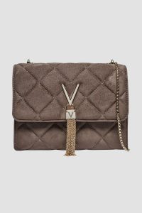 VALENTINO Brązowa damska zamszowa torebka Charlotte Flap Bag. Brązowe torebki klasyczne Valentino by Mario Valentino, bez wzorów, ze skóry ekologicznej, zamszowe, bez dodatków. W wyprzedaży za 294,99 zł.