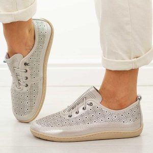 Srebrne skórzane półbuty damskie barefoot M.Daszyński Ol38-7. Szare półbuty M.Daszyński, na jesień, bez wzorów, z jeansu, bez obcasa, na płaskiej podeszwie, bez zapięcia. W wyprzedaży za 206,10 zł.