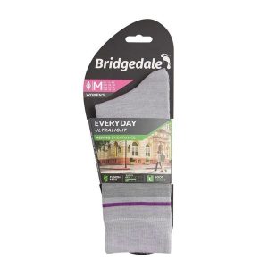 Skarpety do turystyki damskie Bridgedale EVERYDAY UL END LD. Fioletowe skarpetki Bridgedale, bez wzorów, z wełny. Za 57,99 zł.