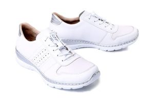Rieker L32F3-80 white, półbuty damskie. Białe półbuty Rieker, bez wzorów, ze skóry, bez obcasa, bez zapięcia. Za 359,90 zł.