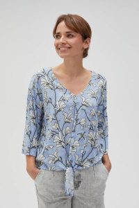 Wiskozowa koszula w kwiaty błękitna. Niebieskie koszule MOODO, l, bez wzorów, z wiskozy, bez kołnierzyka, bez ramiączek. W wyprzedaży za 59,99 zł.