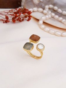 Pierres de Jade Pozłacany pierścionek z perłą i cytrynami rozmiar: onesize. Brązowe pierścionki Pierres de Jade, z cytrynem, pozłacane. Za 43,99 zł.