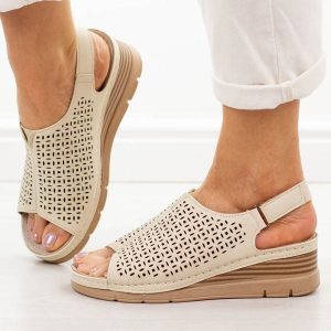 Beżowe sandały damskie na koturnie Vinceza 85213. Brązowe sandały VINCEZA, bez wzorów, z jeansu, bez obcasa, na koturnie, bez zapięcia. Za 139,00 zł.