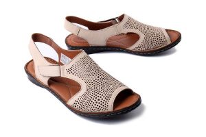 COMFORTABEL 710227-08 beige, sandały damskie. Brązowe sandały Comfortabel, bez wzorów, bez obcasa, na płaskiej podeszwie, bez zapięcia. Za 211,92 zł.