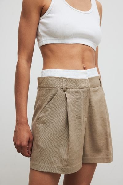 Eleganckie szorty z lnem w kolorze TAUPE - ORIO-XL. Białe szorty Marsala, bez wzorów, z bawełny, eleganckie. Za 319,90 zł.