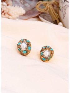 L'Atelier de Gaia Pozłacane kolczyki-wkrętki z perłami i turkusami rozmiar: onesize. Białe kolczyki L'Atelier de Gaia, z perłą, pozłacane. Za 108,74 zł.