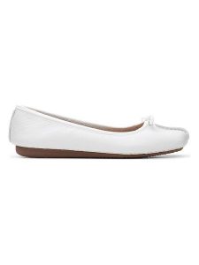 Clarks Baleriny w kolorze białym rozmiar: 41,5. Białe balerinki Clarks, bez wzorów, ze skóry, bez obcasa, bez zapięcia. Za 179,64 zł.