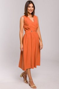 Sukienka rozkloszowana z dekoltem V i zaznaczoną talią na lato. Sukienki Sukienki.shop, na co dzień, na lato, l, bez wzorów, z materiału, bez kołnierzyka, bez ramiączek, rozkloszowane. Za 169,00 zł.