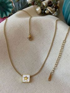 Luseera Pozłacany naszyjnik z elementem ozdobnym - dł. 45 cm rozmiar: onesize. Białe naszyjniki Luseera, z perłą, pozłacane. Za 39,99 zł.