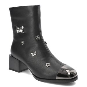 Czarne Botki Artiker Eleganckie Obuwie Damskie. Czarne botki ARTIKER, z aplikacjami, ze skóry, bez obcasa, na obcasie, bez zapięcia. Za 279,00 zł.