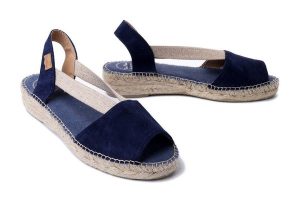 TONI PONS ELLA navy, sandały/espadryle damskie. Niebieskie sandały TONI PONS, bez wzorów, bez obcasa, na koturnie, bez zapięcia. Za 207,92 zł.