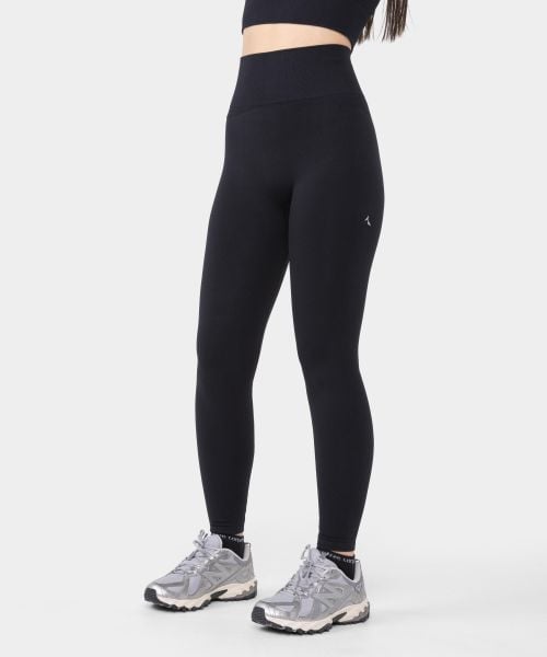 Legginsy bezszwowe dla kobiet na siłownię Carpatree Dopamine Buzz. Czarne legginsy Carpatree, bez wzorów, z elastanu, z podwyższonym stanem. Za 159,99 zł.