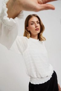 Elegancka koszula z bufiastymi rękawami biała. Białe koszule MOODO, s, bez wzorów, z poliesteru, bez kołnierzyka, bez ramiączek. W wyprzedaży za 69,99 zł.