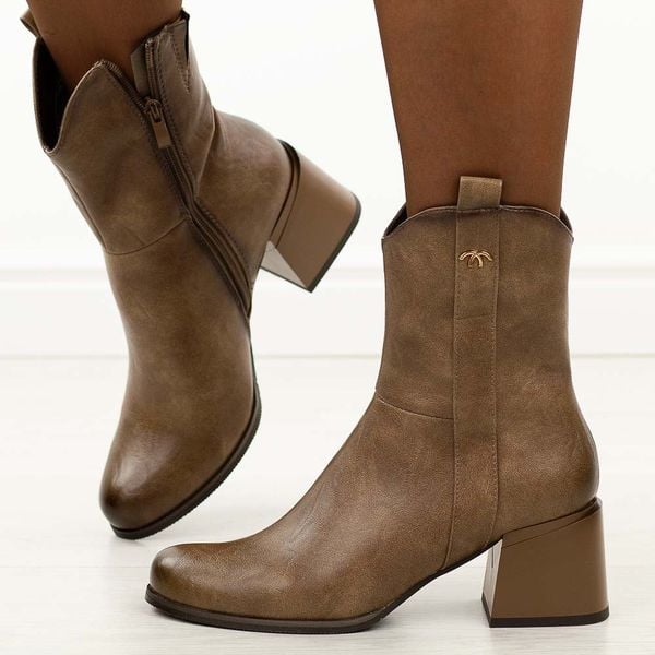 Brązowe botki damskie na obcasie M.Daszyński Sa269-2. Brązowe botki M.Daszyński, na jesień, z aplikacjami, z jeansu, bez obcasa, na obcasie, bez zapięcia. Za 219,00 zł.